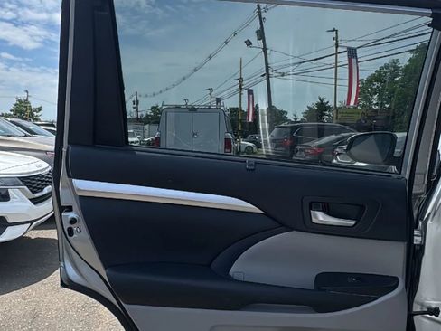 Used 2019 Toyota Highlander XLE AWD/4WD image 13