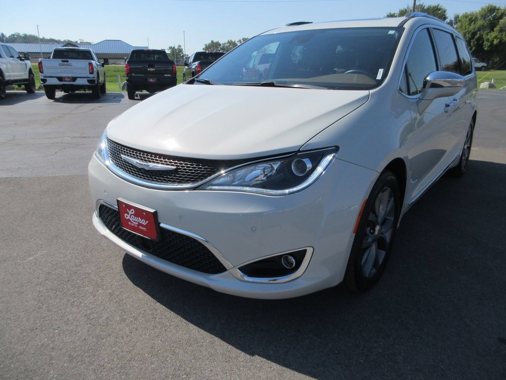Used 2019 Chrysler Pacifica Limited w/ Tire & Wheel Group FWD image 11