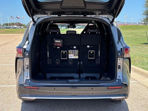 Used 2026 Toyota Sienna Limited FWD image 8