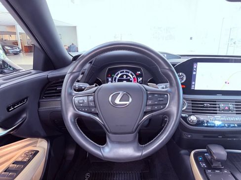 Certified 2022 Lexus LS 500 w/ Accessory Package (Z2) RWD image 18