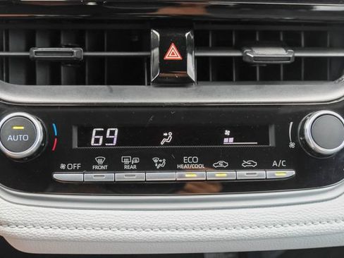 Used 2024 Toyota Corolla SE w/ SE Premium Package FWD image 18