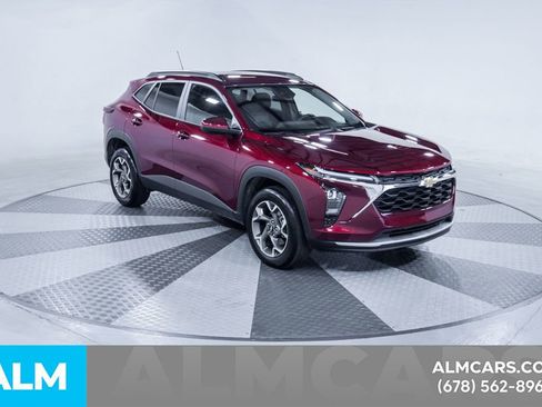 Used 2025 Chevrolet Trax LT w/ LT Convenience Package FWD image 14