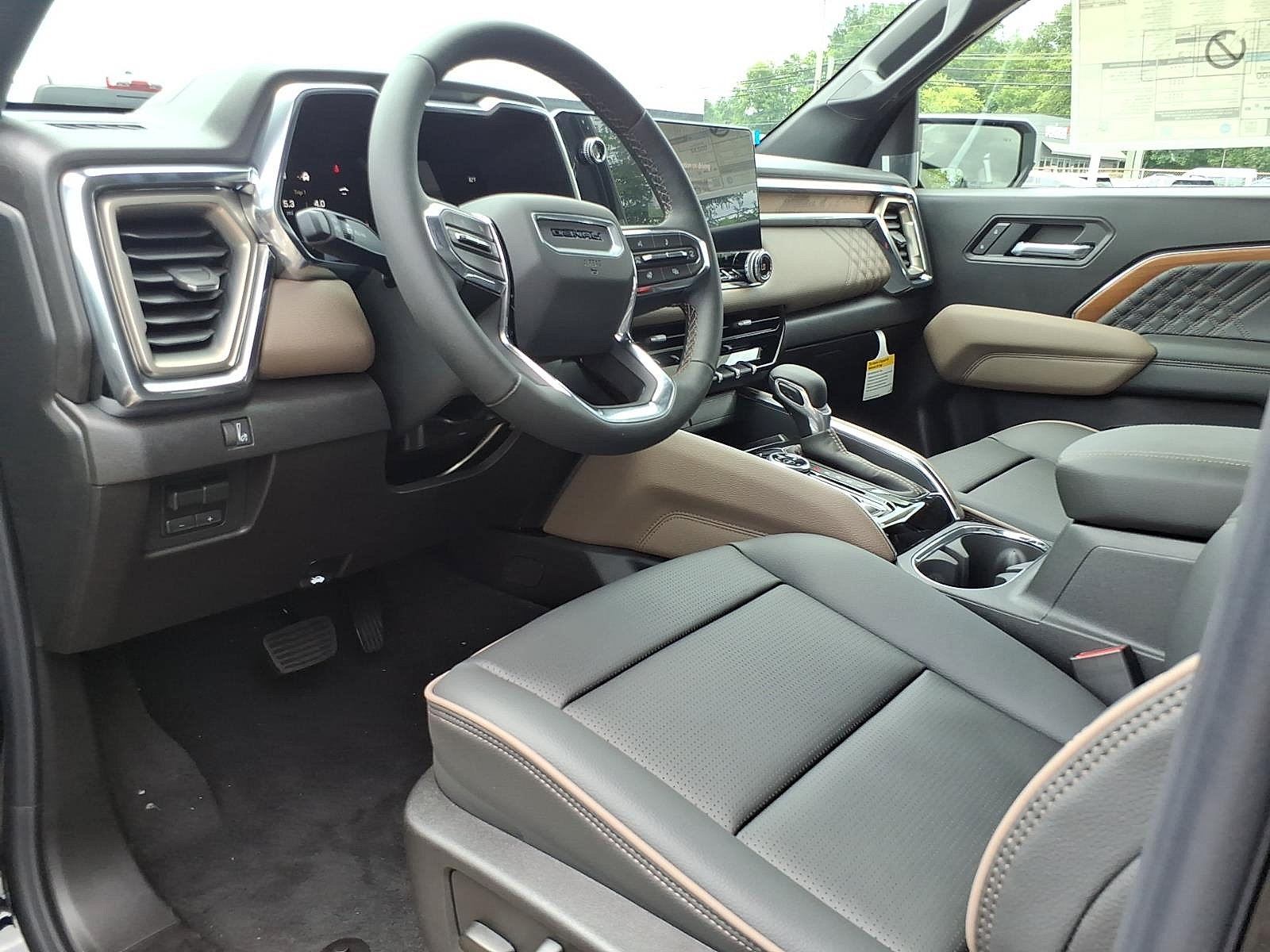 New 2026 GMC Canyon Denali w/ LPO, Denali Black Edition AWD/4WD image 10