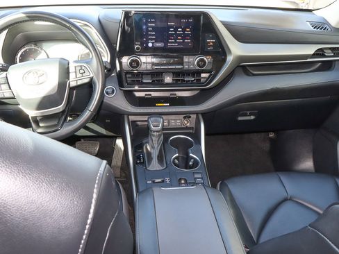 Used 2024 Toyota Highlander XLE image 11