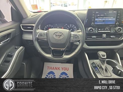 Used 2021 Toyota Highlander XLE image 13