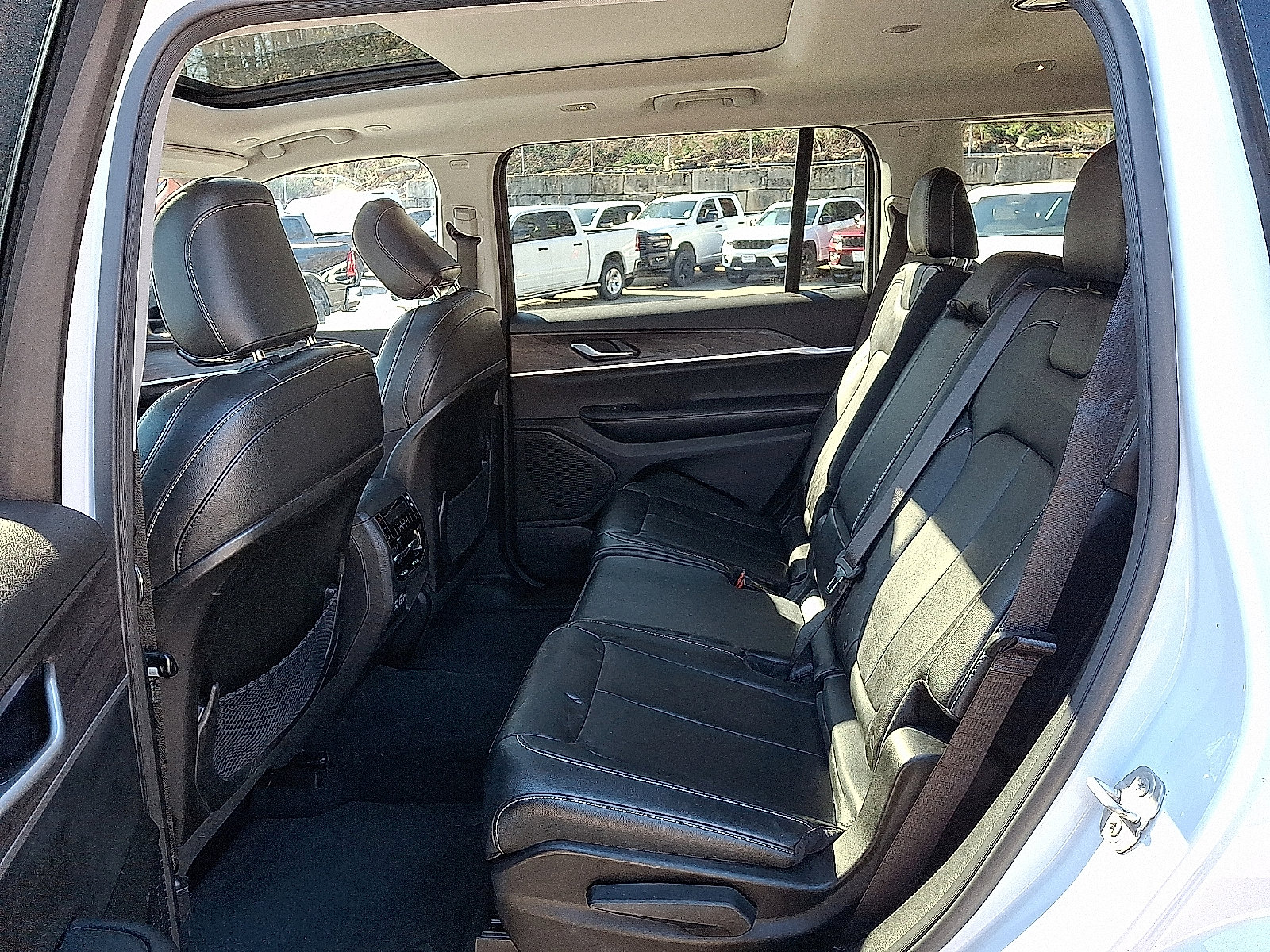 Used 2023 Jeep Grand Cherokee L Limited AWD/4WD image 11