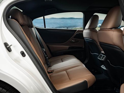 Certified 2025 Lexus ES 300h w/ Luxury Package image 43