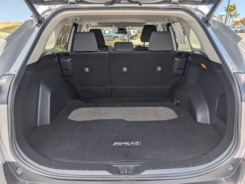 Used 2020 Toyota RAV4 XLE w/ Convenience Package FWD image 9