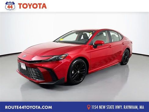 Used 2025 Toyota Camry SE FWD image 1