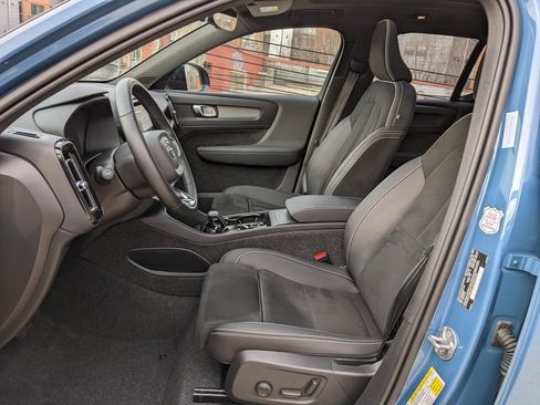 Certified 2025 Volvo XC40 B5 Plus image 11