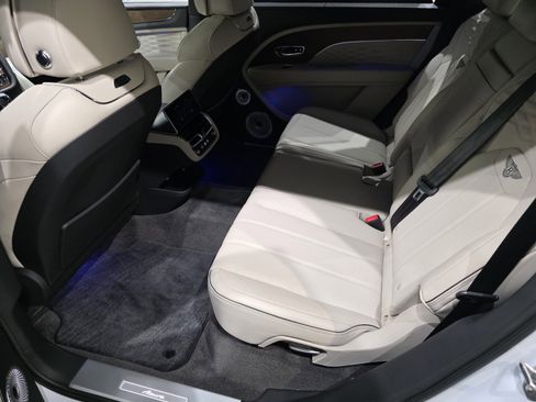 Used 2024 Bentley Bentayga Extended Wheelbase image 12