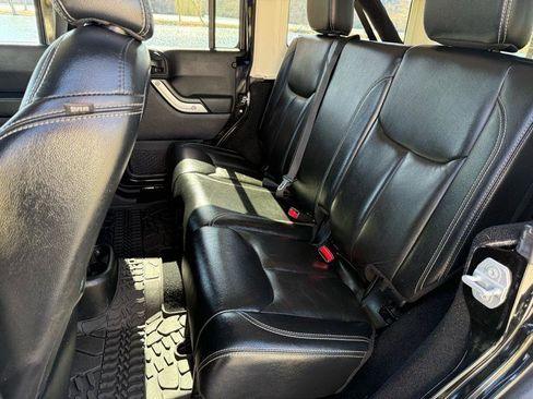 Used 2015 Jeep Wrangler Unlimited Rubicon image 17