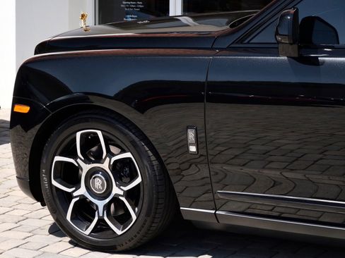 Used 2022 Rolls-Royce Cullinan Black Badge w/ Dark Exterior Package image 14