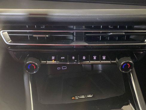 Used 2025 Chevrolet Traverse LT FWD image 35