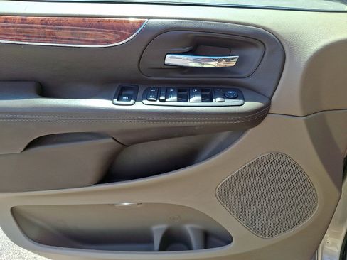 Used 2014 Chrysler Town & Country Touring image 13