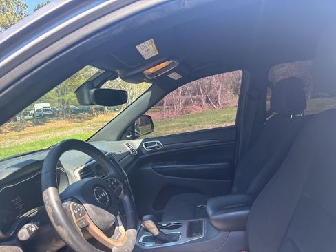 Used 2017 Jeep Grand Cherokee Laredo w/ Quick Order Package 23E image 11