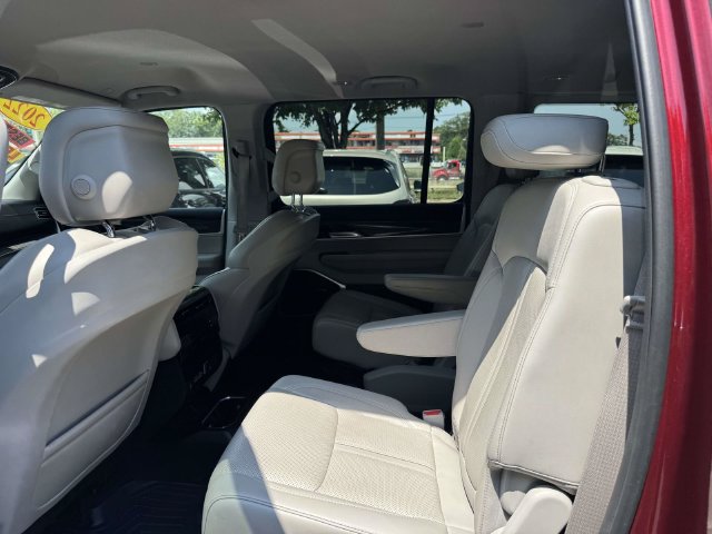 Used 2022 Jeep Wagoneer Series III w/ Flexible Seating Group AWD/4WD image 9