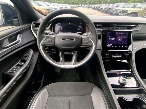 Certified 2025 Jeep Grand Cherokee Altitude AWD/4WD image 5