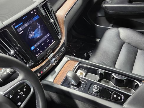 Used 2023 Volvo XC60 B5 Plus image 31