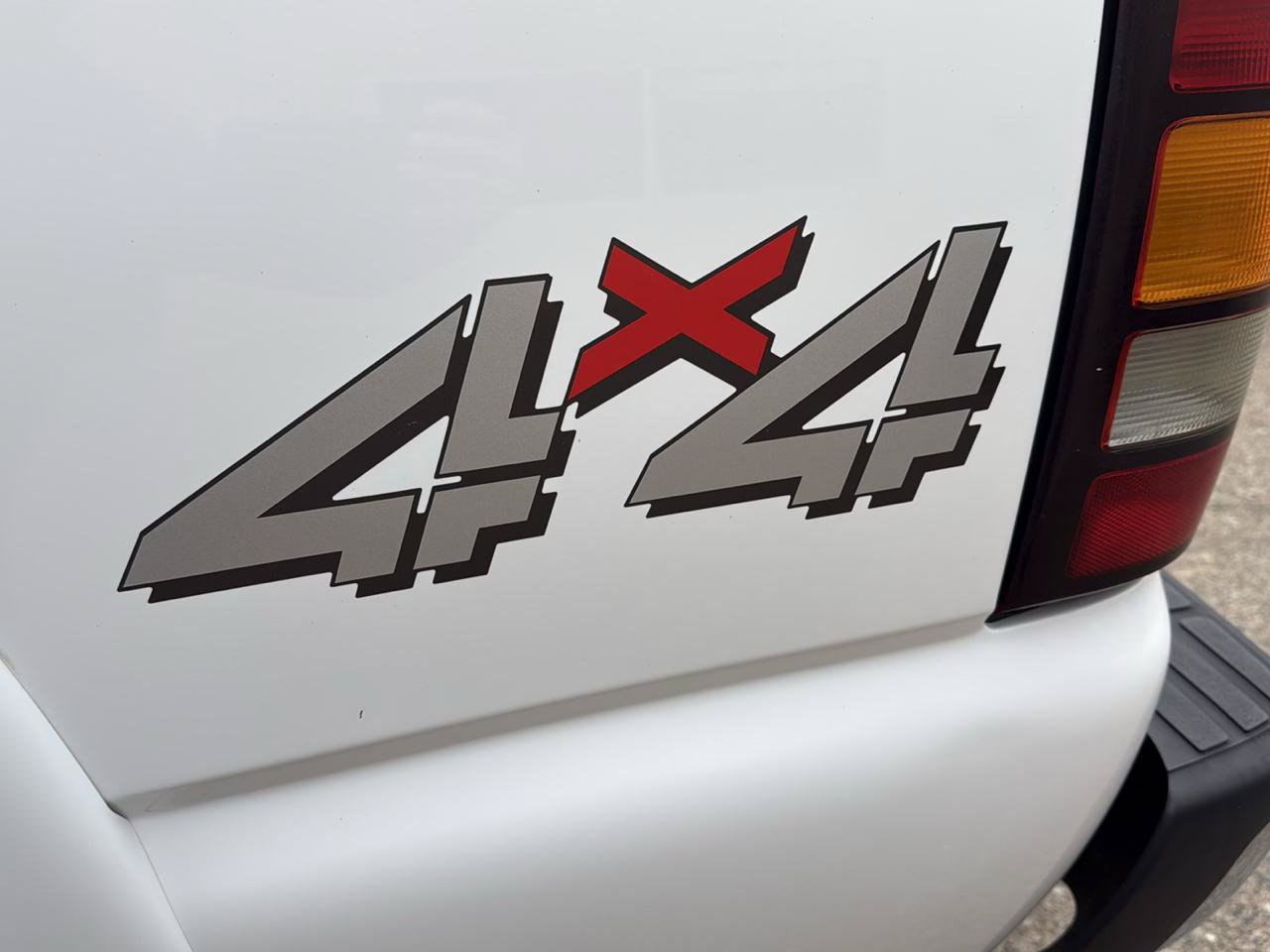 Used 2005 GMC Sierra 2500 SLE AWD/4WD image 9
