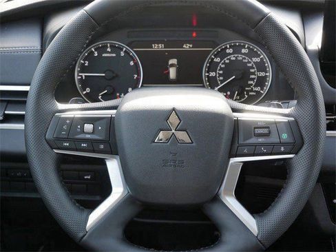 New 2026 Mitsubishi Outlander SE image 8