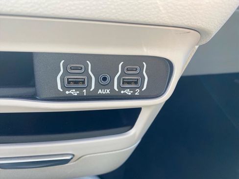 Used 2024 Chrysler Pacifica Touring-L FWD image 12