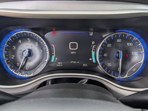 Used 2024 Chrysler Pacifica Touring image 19