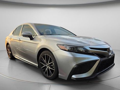 Used 2022 Toyota Camry SE FWD image 4