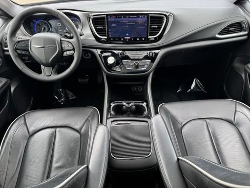 Used 2025 Chrysler Pacifica Limited FWD image 11