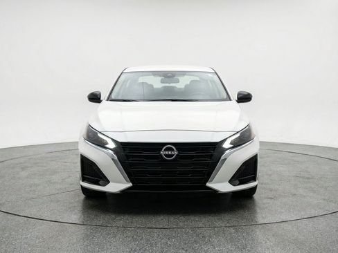 Used 2025 Nissan Altima 2.5 SV FWD image 2