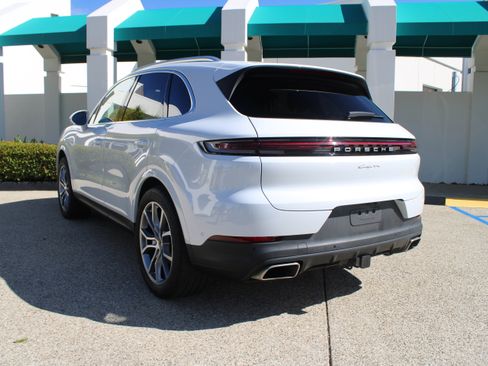 Certified 2025 Porsche Cayenne image 3