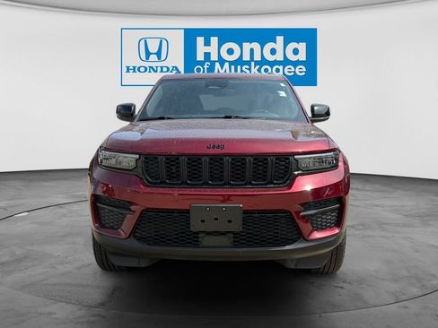 Used 2025 Jeep Grand Cherokee Altitude AWD/4WD image 2
