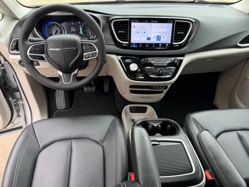 Used 2024 Chrysler Pacifica Touring-L image 16