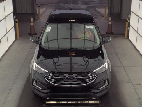 Used 2024 Ford Edge Titanium image 2