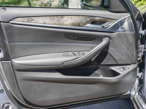 Used 2019 BMW 530e w/ M Sport Package image 28