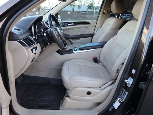 Used 2015 Mercedes-Benz GL 450 4MATIC w/ Driver Assistance Package image 11