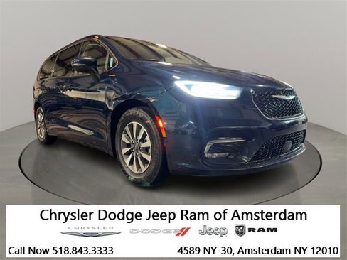 Used 2023 Chrysler Pacifica Touring-L image 1