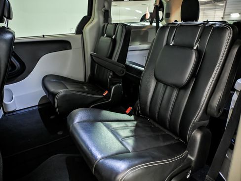 Used 2015 Chrysler Town & Country Touring w/ Driver Convenience Group FWD image 15