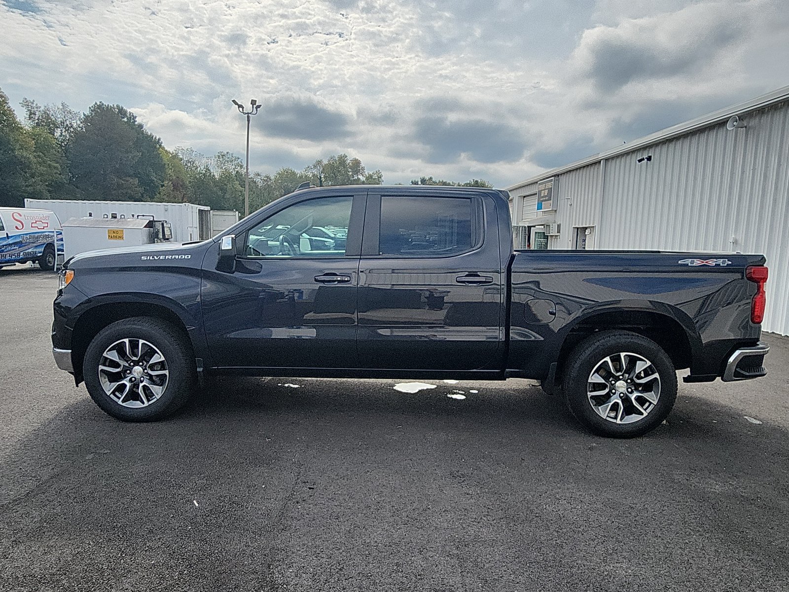 Used 2024 Chevrolet Silverado 1500 LT AWD/4WD image 2