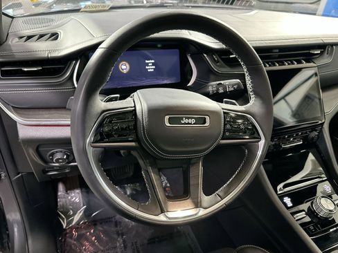 Used 2023 Jeep Grand Cherokee Overland w/ Luxury Tech Group IV image 19