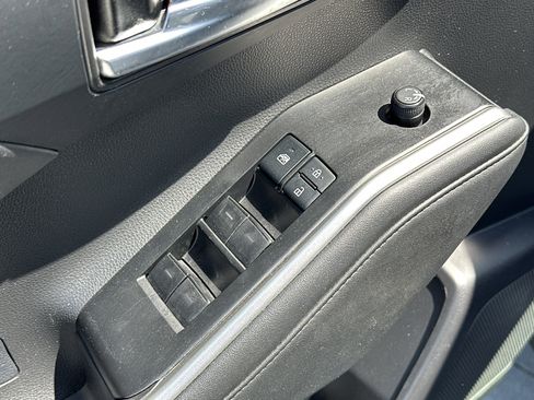 Used 2022 Toyota Highlander XLE FWD image 15
