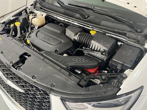Used 2024 Chrysler Pacifica Touring-L FWD image 12