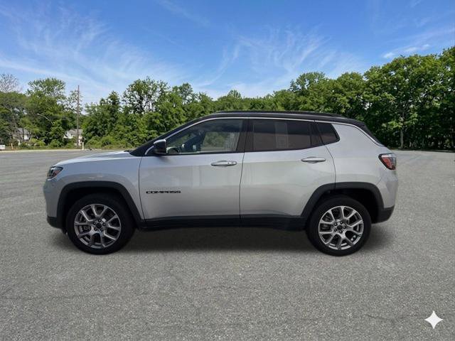 Used 2025 Jeep Compass Limited AWD/4WD image 5