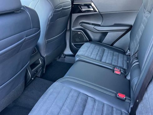 New 2026 Mitsubishi Outlander SE FWD image 13