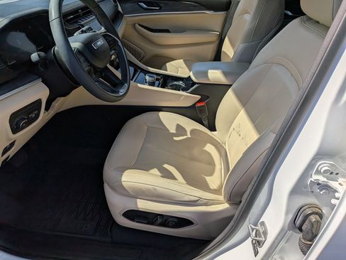 Used 2023 Jeep Grand Cherokee L Limited w/ Black Appearance Package image 12