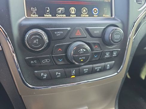 Used 2017 Jeep Grand Cherokee Overland w/ Jeep Active Safety Group AWD/4WD image 32