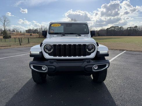 Used 2024 Jeep Gladiator Sport image 2