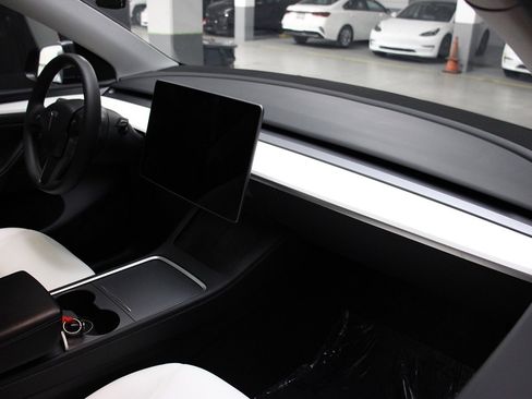 Used 2024 Tesla Model Y Long Range AWD/4WD image 40