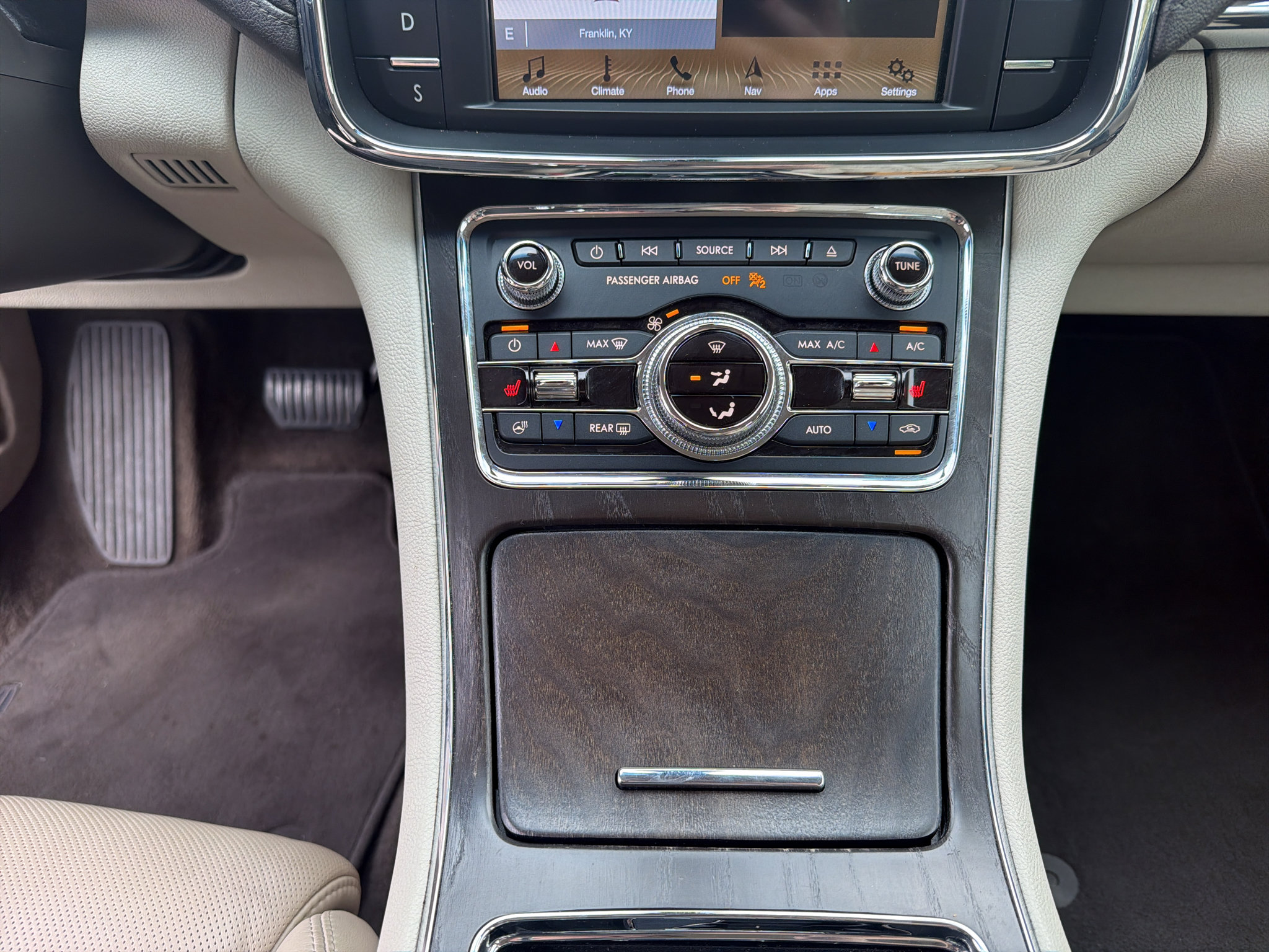 Used 2018 Lincoln Continental Select w/ Continental Climate Package FWD image 16