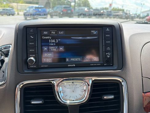 Used 2013 Chrysler Town & Country Touring-L w/ Driver Convenience Group FWD image 36